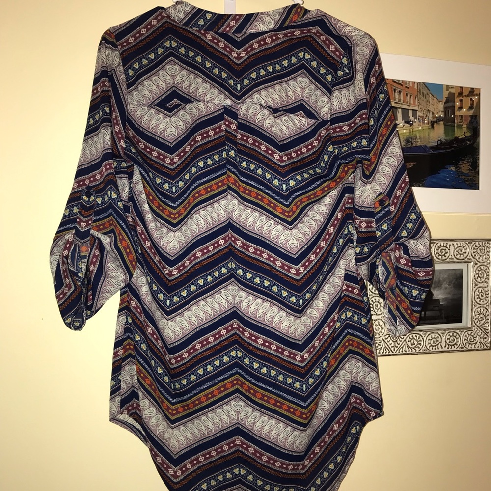 Unique Patterned Top🌺 - Picture 3 of 4
